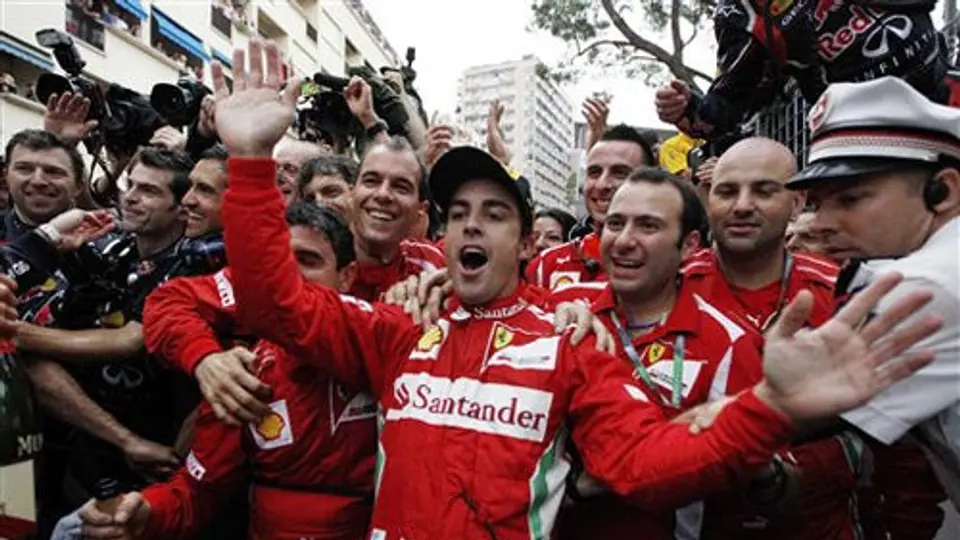 Disfruta Alonso del liderato de F1