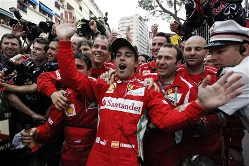 Disfruta Alonso del liderato de F1