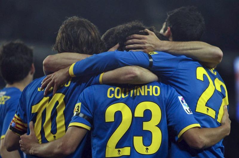 Coutinho celebra con sus compañeros el tercer tanto. FOTO: EFE