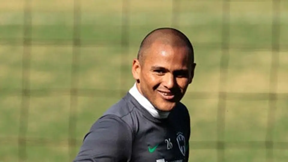 Suazo sigue entrenando en El Cerrito a la espera de un fichaje
