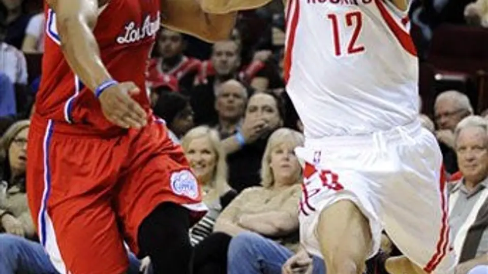 Clippers se imponen a Rockets en tiempo extra