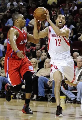 Clippers se imponen a Rockets en tiempo extra