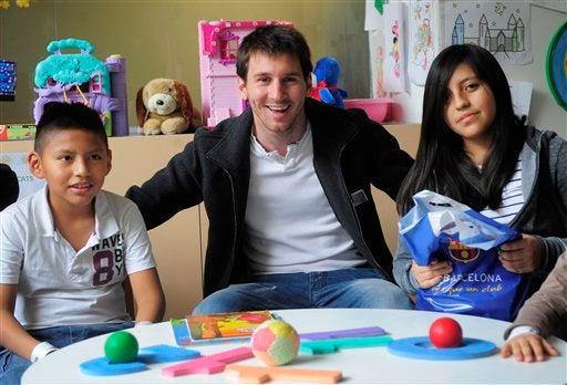 El jugador repartió obsequios, autógrafos y se tomó fotografías con los niños. FOTO: AP
