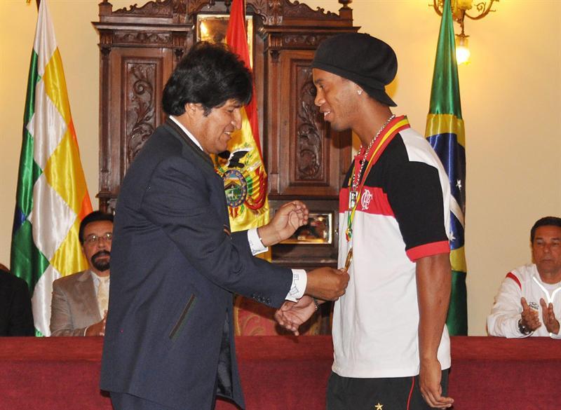 Morales entregó al astro brasileño la Medalla al Mérito Deportivo en el grado de Forjador del Deporte. FOTO: EFE
