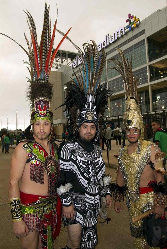 Algunos aficionados asisten vestidos como aztecas. FOTO: MEXSPORT