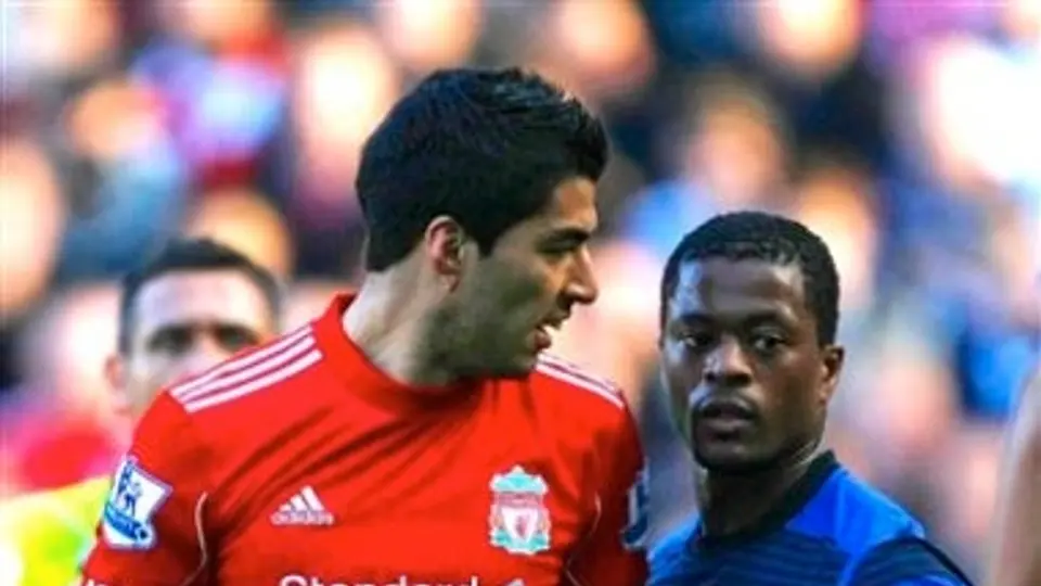Suárez se disculpa por emitir comentarios racistas