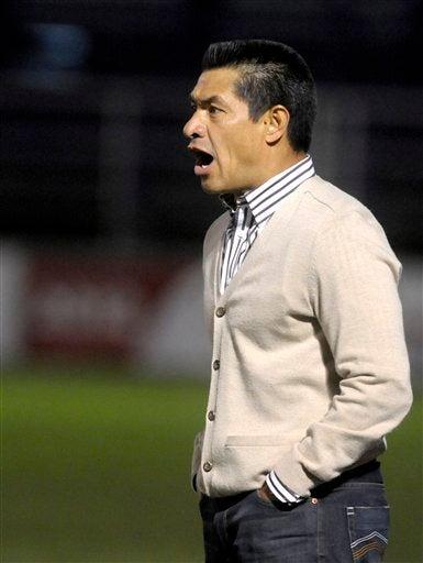 Nacho Ambriz desde el banquillo. FOTO: AP
