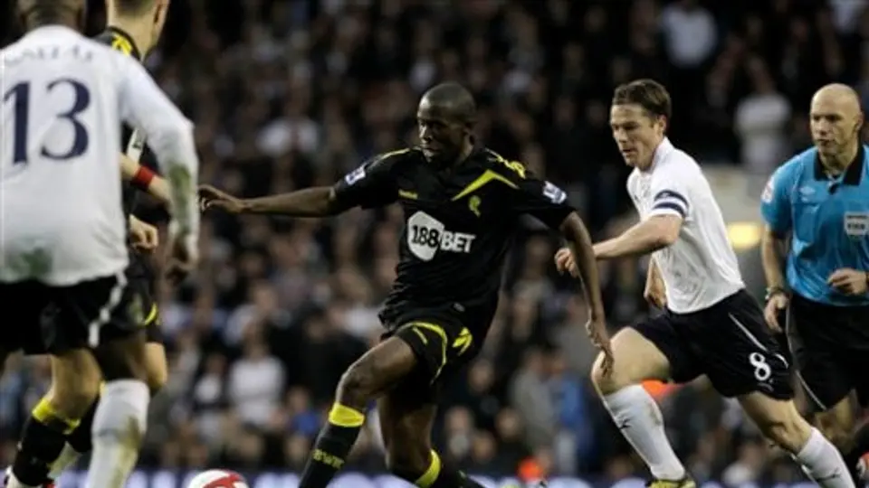 Aplazan el Aston Villa-Bolton por salud de Fabrice Muamba