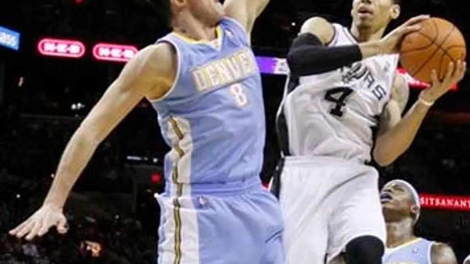 San Antonio superó 121-117 a Nuggets
