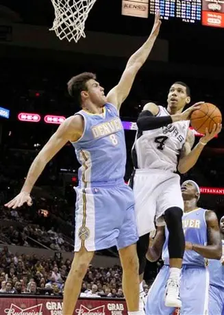 San Antonio superó 121-117 a Nuggets