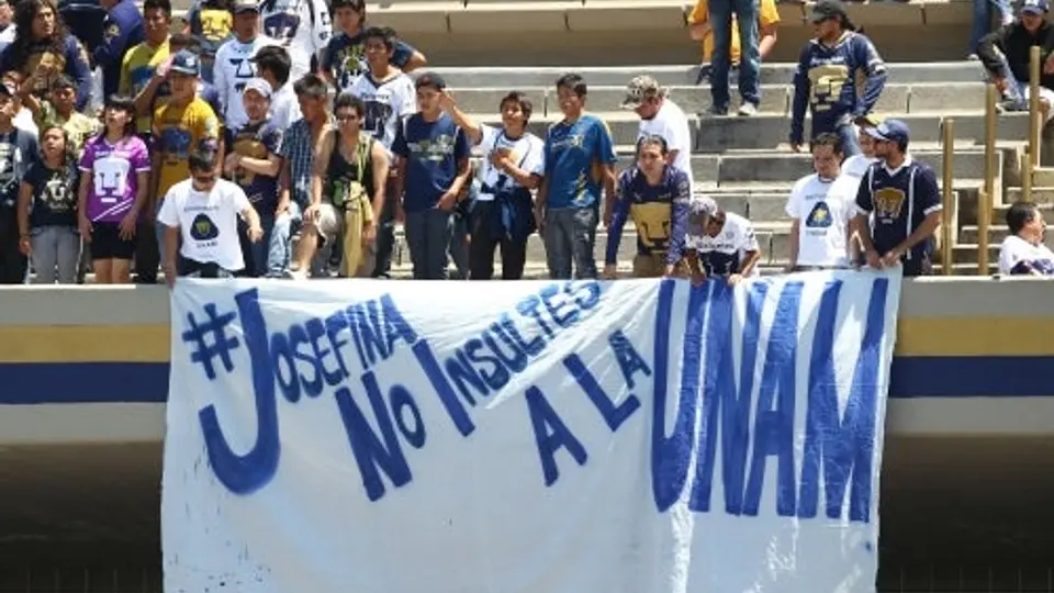 Aficionados de Pumas se manifiestan contra Josefina Vázquez Mota