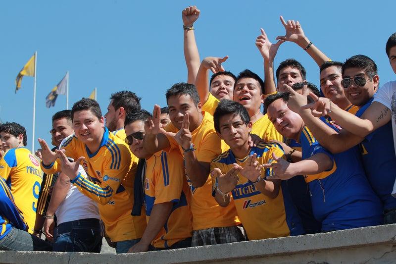 La afición de Tigres fue recibida con piedras. FOTO: ESTEBAN LÓPEZ