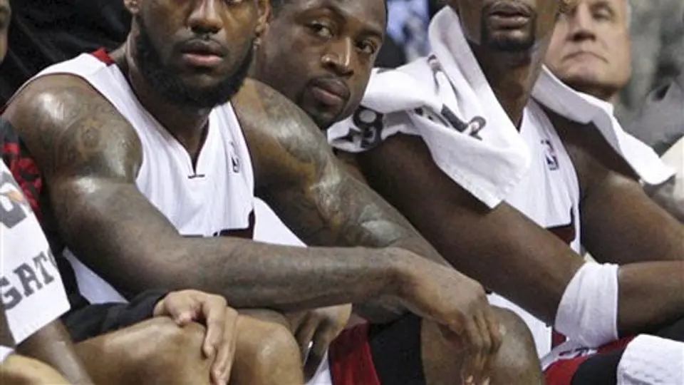 Wade se lesiona en la derrota del Heat