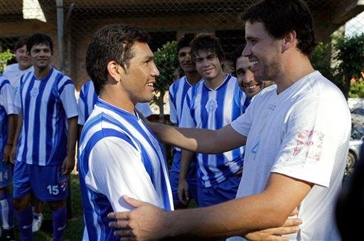 Cabañas fue recibido por sus compañeros. FOTO: AP