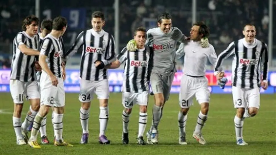 Juventus gana y sigue firme en la cima de Italia