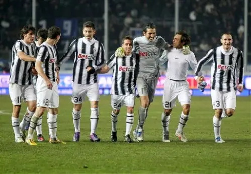 Juventus gana y sigue firme en la cima de Italia