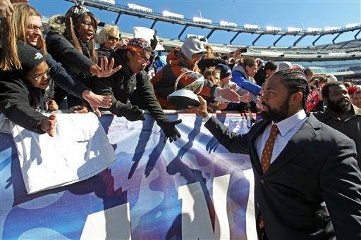 Jerod Mayo saluda a los fanáticos. FOTO: AP