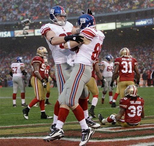 Bear Pascoecelebra con Jake Ballard. FOTO: AP