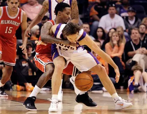 Phoenix superó 109-93 a Bucks