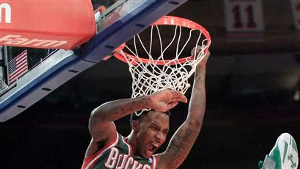 Bucks consigue su primer triunfo de visita 100-86 ante Nueva York