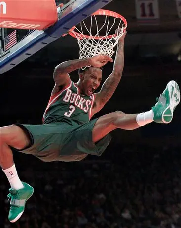 Bucks consigue su primer triunfo de visita 100-86 ante Nueva York