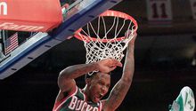 Bucks consigue su primer triunfo de visita 100-86 ante Nueva York