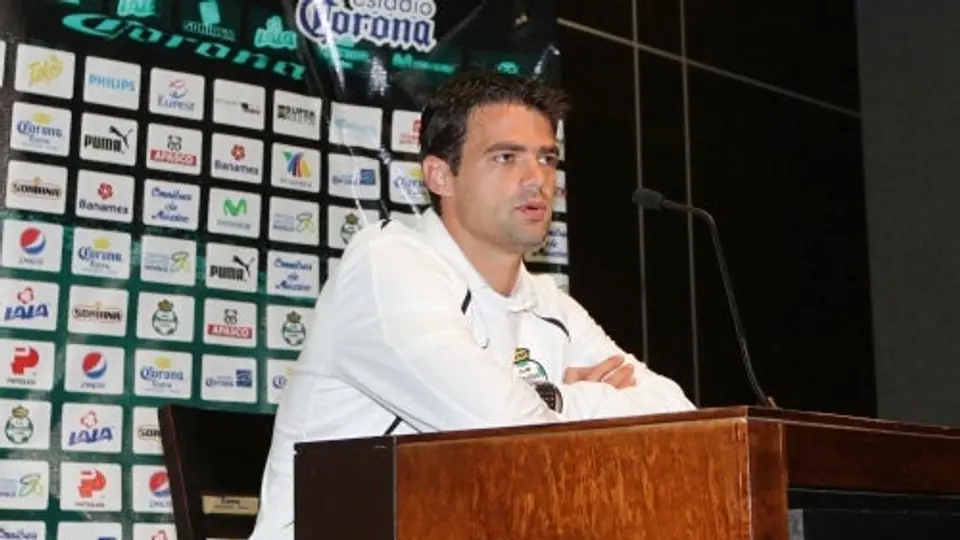 Hoyos resta importancia a cancha sintética de Xolos