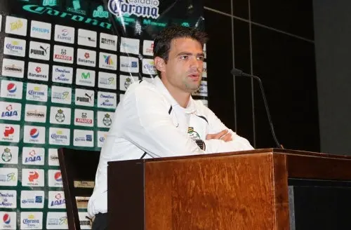 Hoyos resta importancia a cancha sintética de Xolos