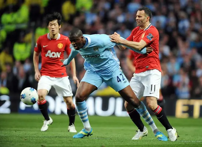 Toure disputa el balón con Ryan Giggs y Ji-Sung Park | EFE