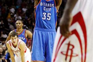 Thunder se lleva el triunfo 98-95 ante Houston