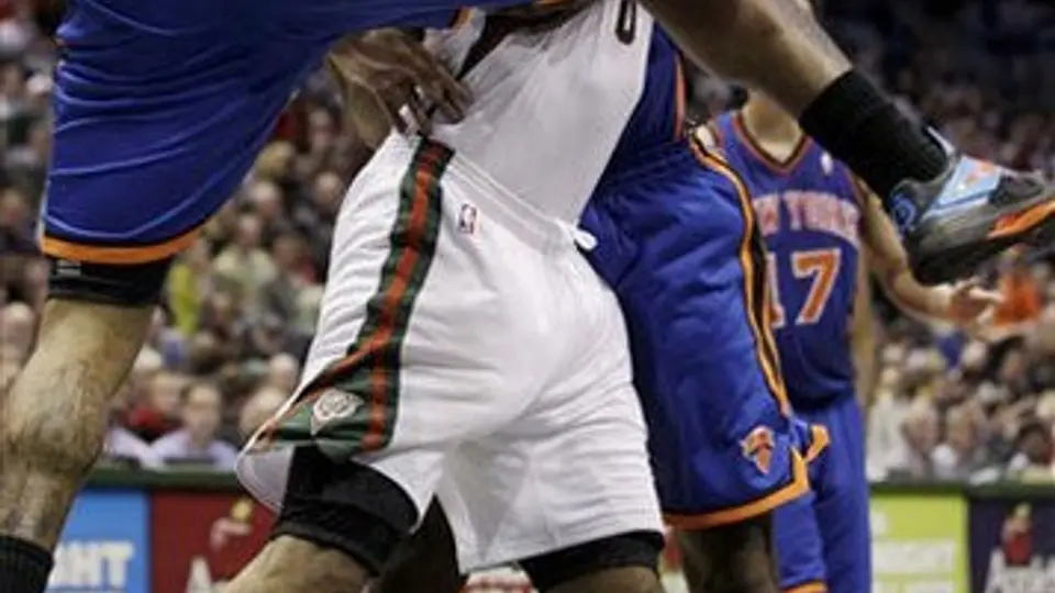 Knicks vencen a Bucks y ponen tierra de por medio
