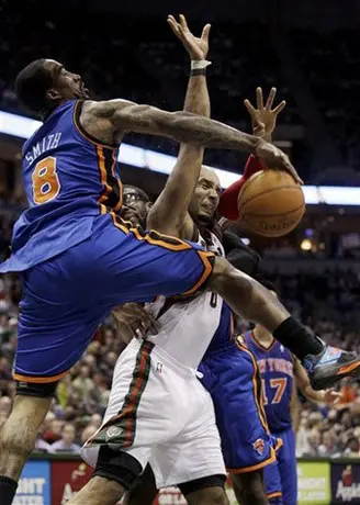 Knicks vencen a Bucks y ponen tierra de por medio