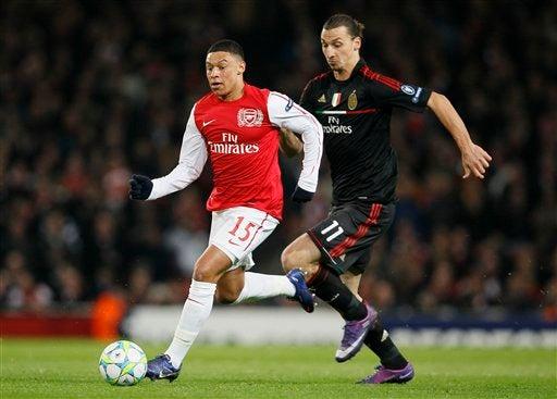 Alex Oxlade-Chamberlain y Zlatan Ibrahimovic pelean el balón. FOTO: AP