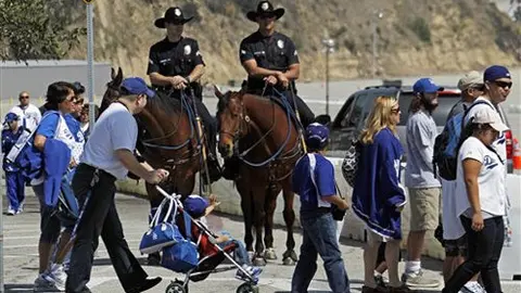 Golpiza a conductor en Dodger Stadium deja 4 arrestos