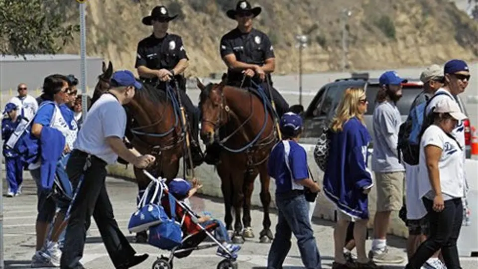 Golpiza a conductor en Dodger Stadium deja 4 arrestos
