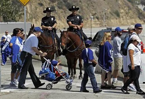 Golpiza a conductor en Dodger Stadium deja 4 arrestos