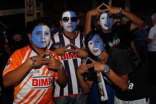 La afición rayada mostrando su apoyo | DANIEL GÁMEZ
