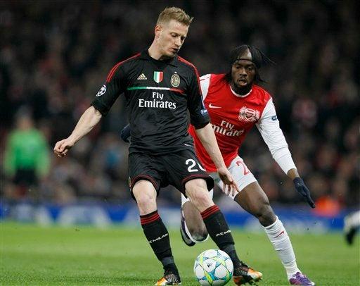 Gervinho disputa con Ignazio Abate el esférico. FOTO: AP