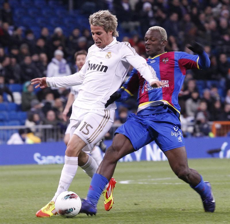 Fabio Coentrao pelea el balón con Arouna Koné, autor del segundo tanto del Levante. FOTO: EFE