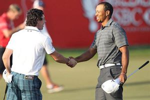 Tiger Woods, a un paso de ganar en Abu Dhabi