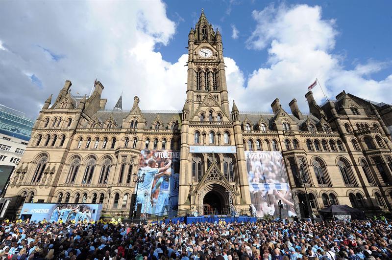 Jugadores del Manchester City celebran con la afición, tras obtener el título de la Liga Premier | EFE