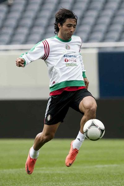 Aldo de Nigris autor de dos goles en el partido ante Gales l MEXSPORT