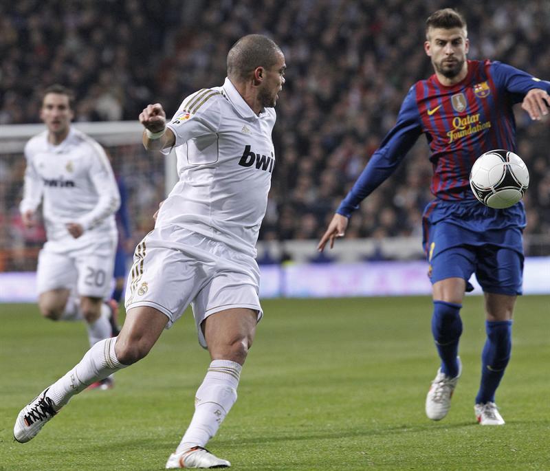 Ambos equipos salieron con lo mejor que tienen. FOTO: EFE