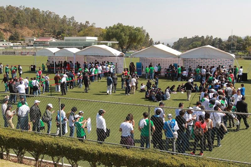 Una larga fila de aficionados esperan su turno para conocer de cerca a jugadores. FOTO: RICARDO FLORES