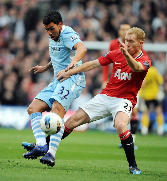 Paul Scholes y Carlos Tévez pelean por el balón | EFE