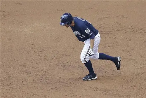 Marco Estrada abandona partido ante Gigantes por lesión en pierna