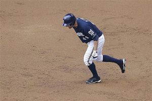 Marco Estrada abandona partido ante Gigantes por lesión en pierna