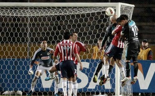 Chivas fue goleado 5-0 y quedó fuera de la Libertadores | FOTO: EFE