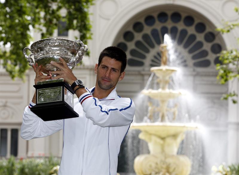 El tenista serbio posó con su trofeo frente a las fuentes del Royal. FOTO: EFE