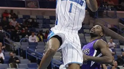 Ayón inicia en la derrota de Hornets 100-92 ante Kings